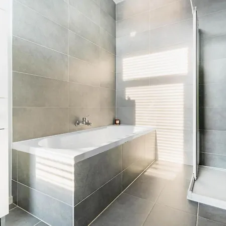 Charming Ostend Home: Near Beach City Center 아파트 *