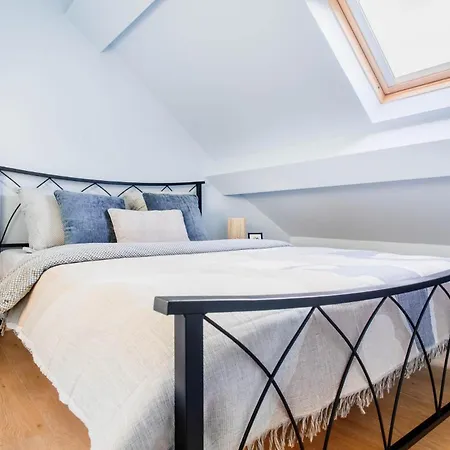 Charming Near And Center Apartment *