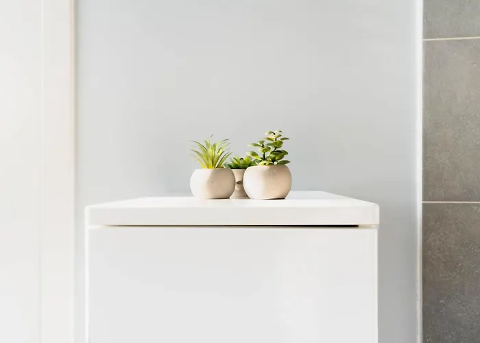 Charming Home: Near Center *