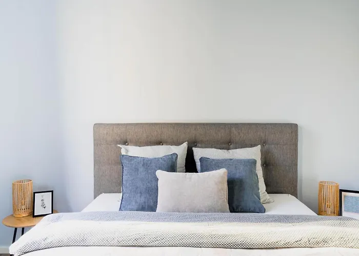 Charming Home: Near Center Apartment *