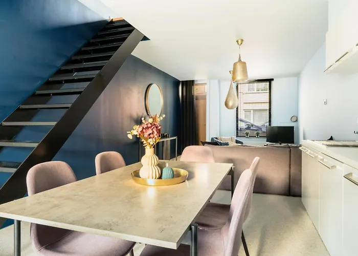 Charming Home: Near Center