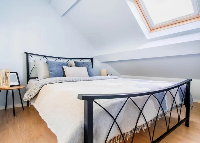 Charming Home: Near Center Apartment *