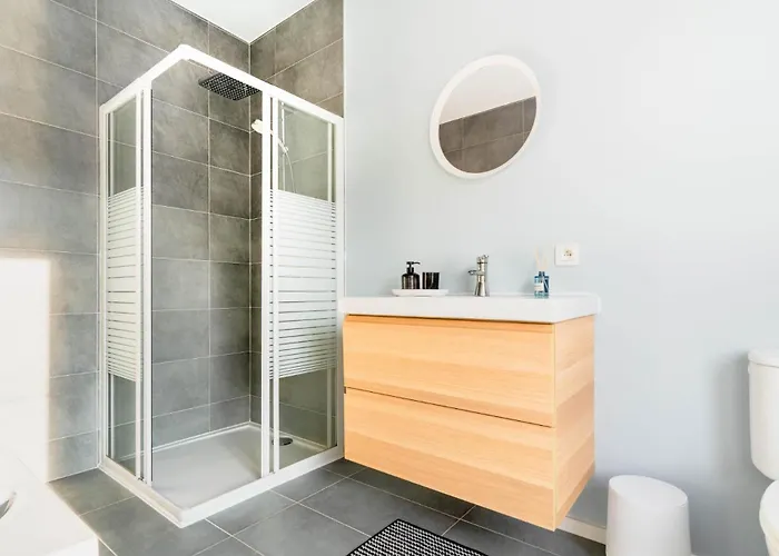 Charming Home: Near Center Apartment *