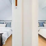 Charming Home: Near Center בית נופש