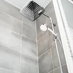 בית נופש Charming Home: Near Center