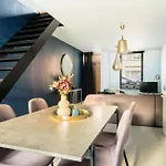 Charming Home: Near Center