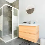 Charming Home: Near Center בית נופש *
