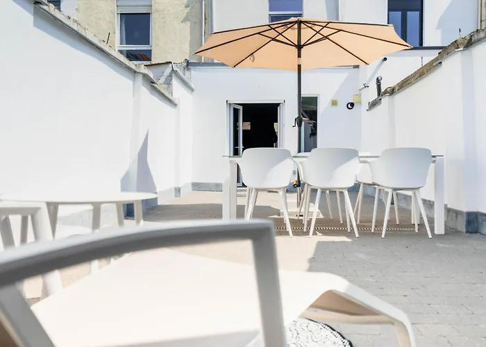 Vakantiehuis Charming Home: Near Center *